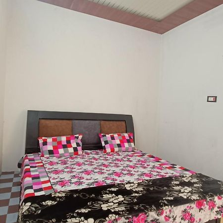 מטורה Keshav Narayan Home Stay מראה חיצוני תמונה