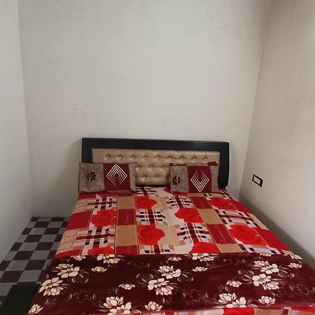 מטורה Keshav Narayan Home Stay מראה חיצוני תמונה