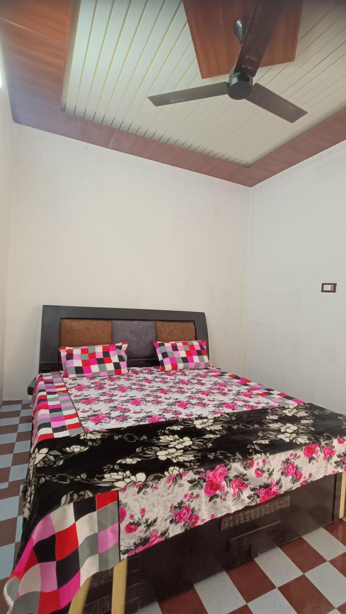 מטורה Keshav Narayan Home Stay מראה חיצוני תמונה