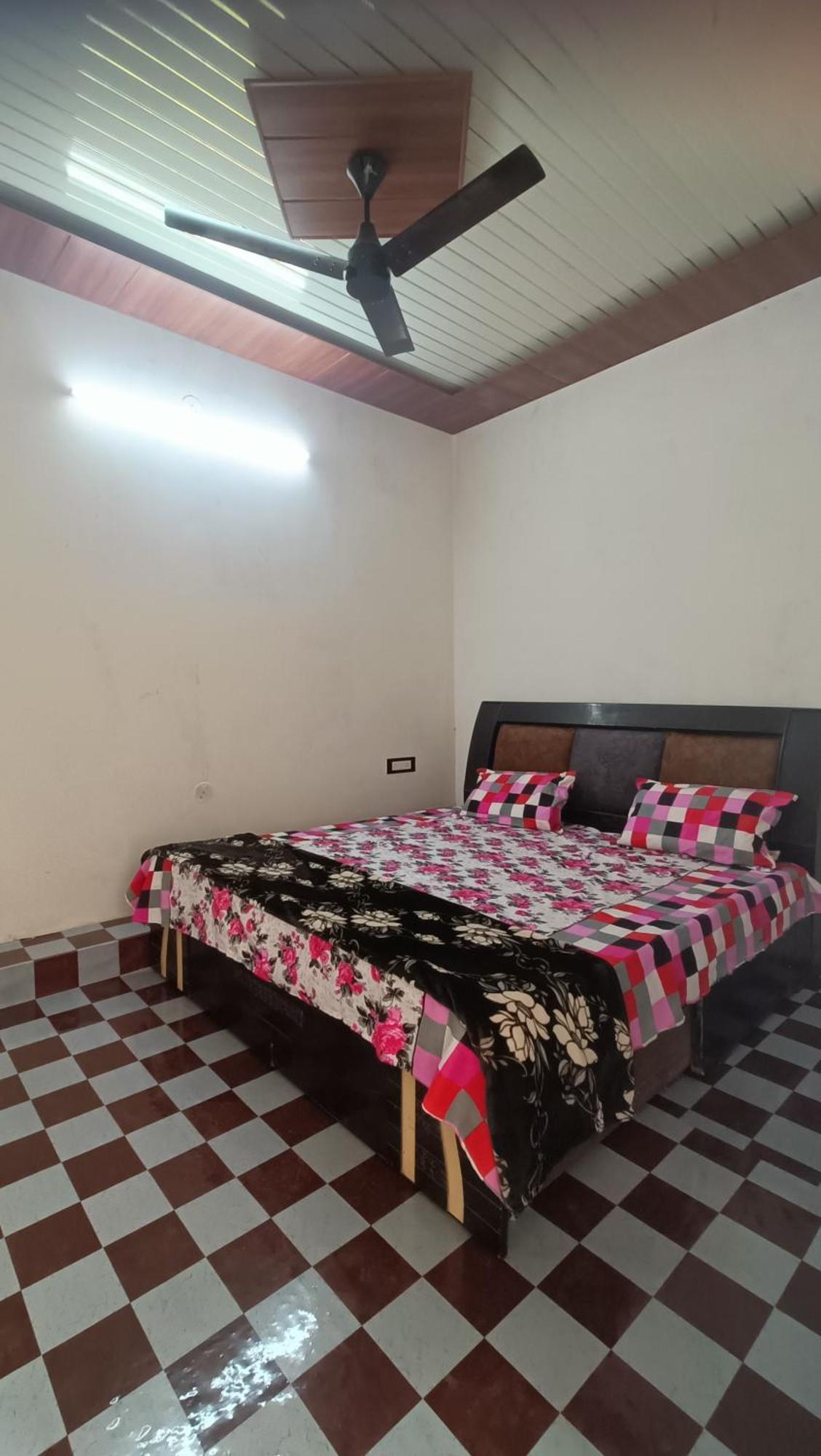 מטורה Keshav Narayan Home Stay מראה חיצוני תמונה